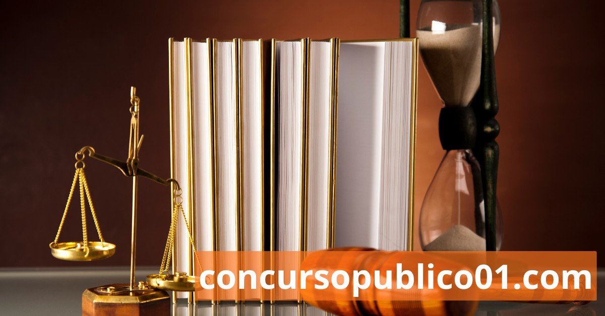 Livros de leis e apulheta e balança simbólica da justiça.